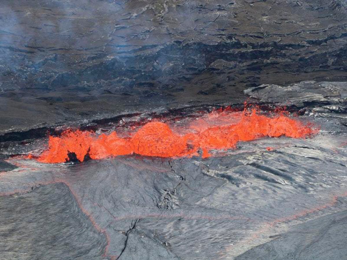 Watch Lava Overflows From The Summit Of A Hawaiian Volcano Express