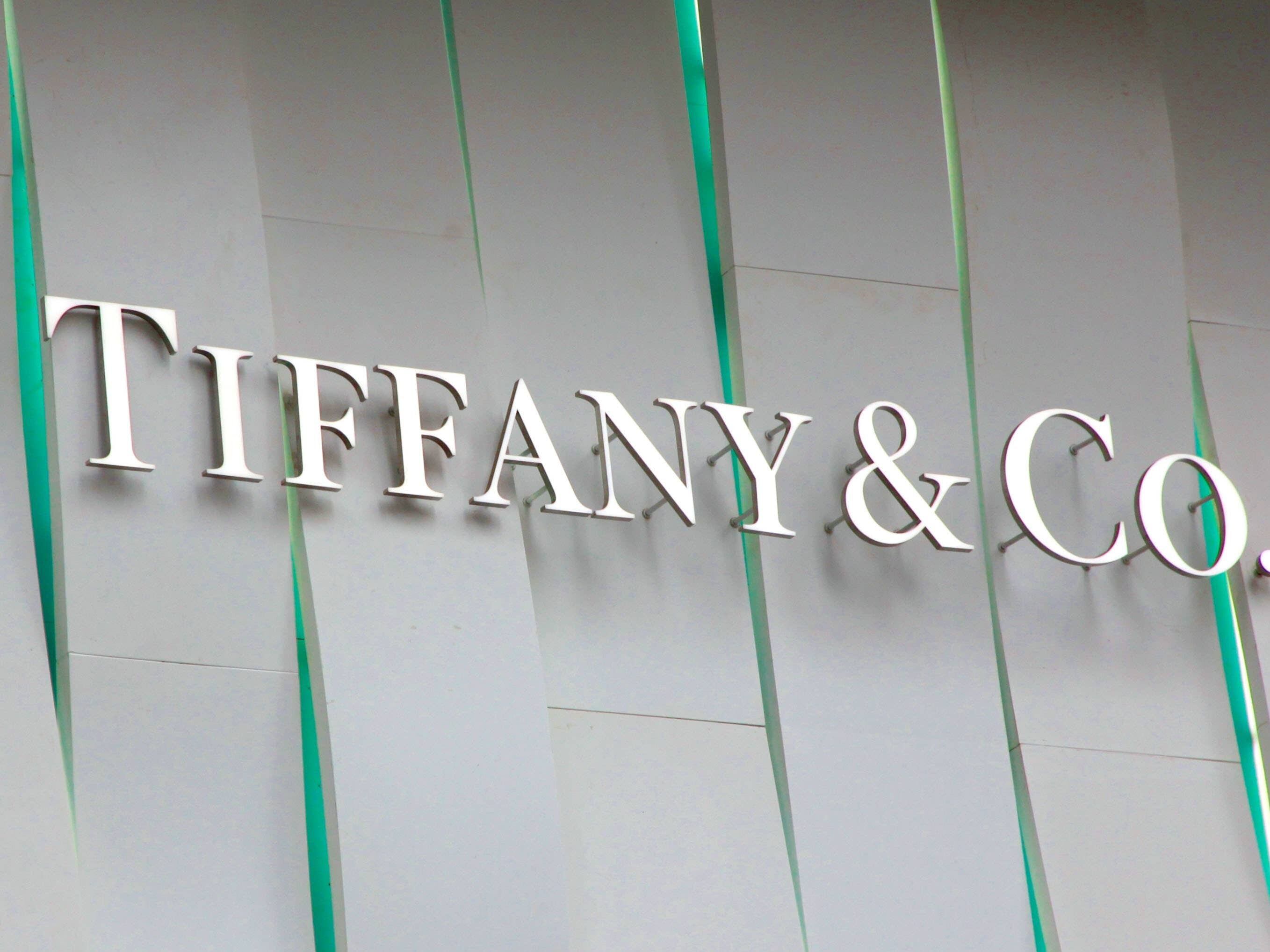 Thief employs classic switch move to steal £200,000 ring from Tiffany store
