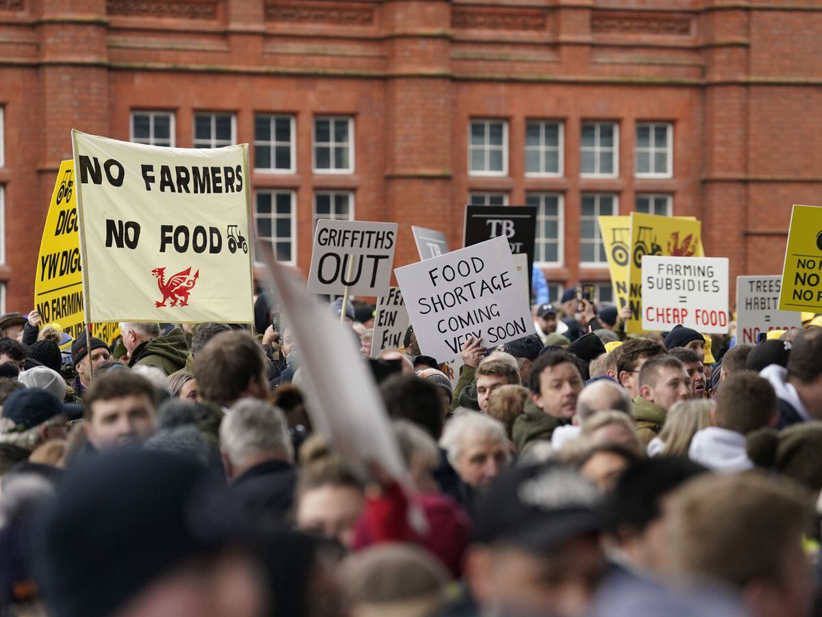 Thousands of farmers protest outside Welsh Parliament | Express & Star