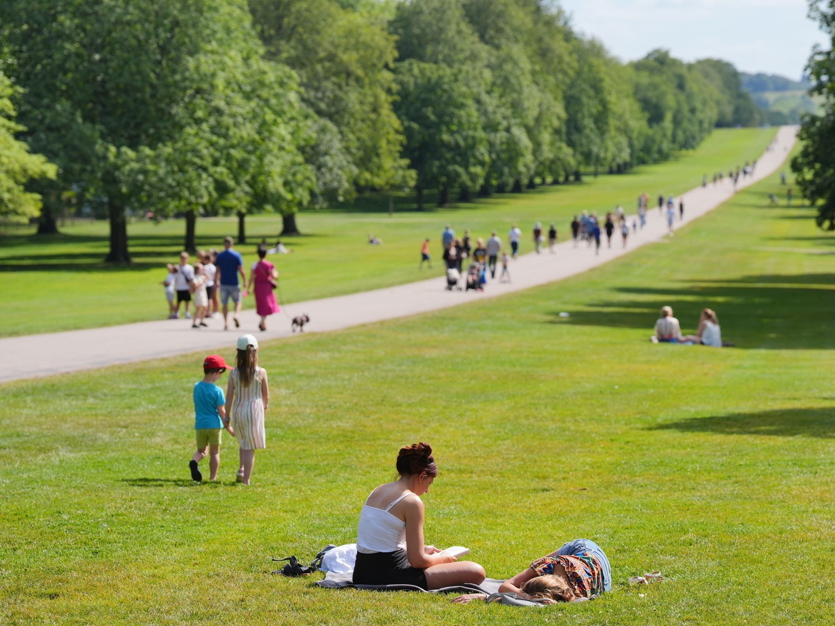 ‘Strong summer sunshine’ expected over weekend