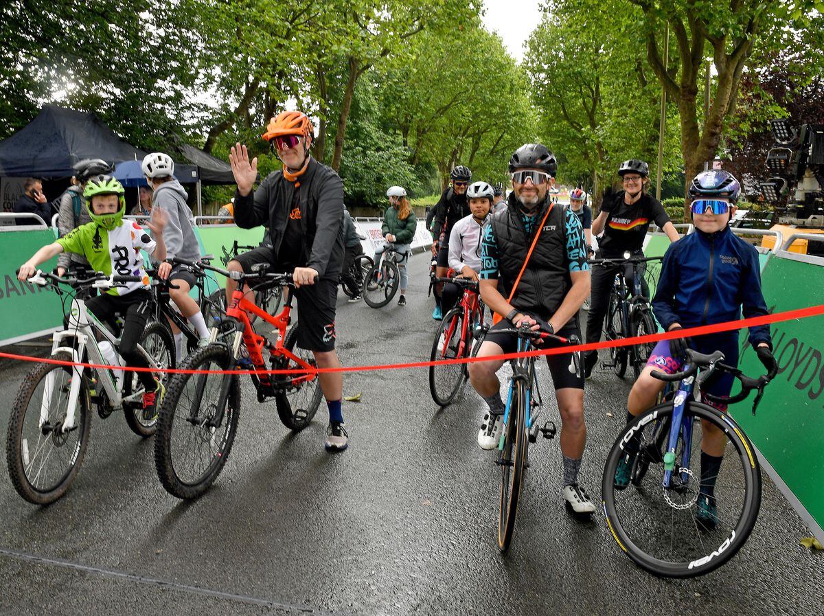 Watch: Bumper crowd braves the rain to enjoy Dudley Grand Prix ...