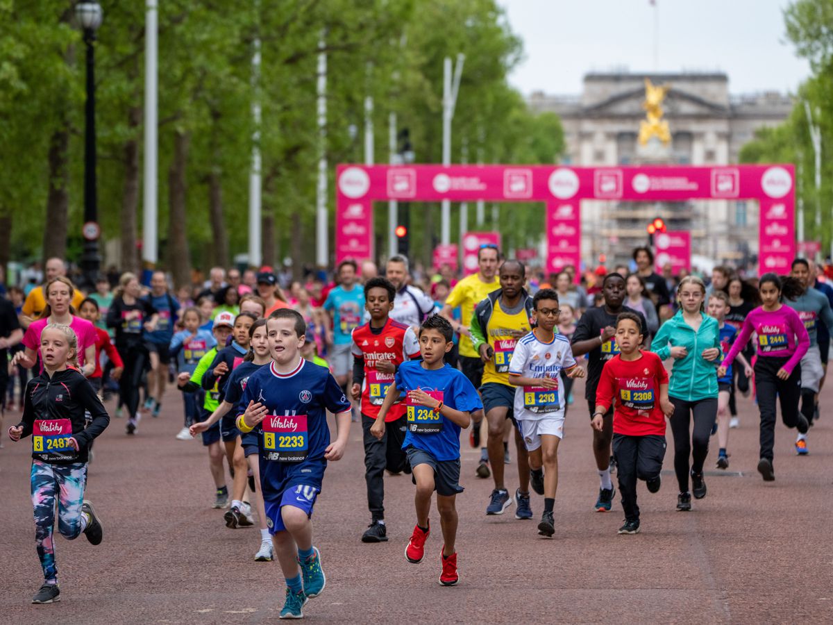 Runners return to central London for familyfriendly mile race