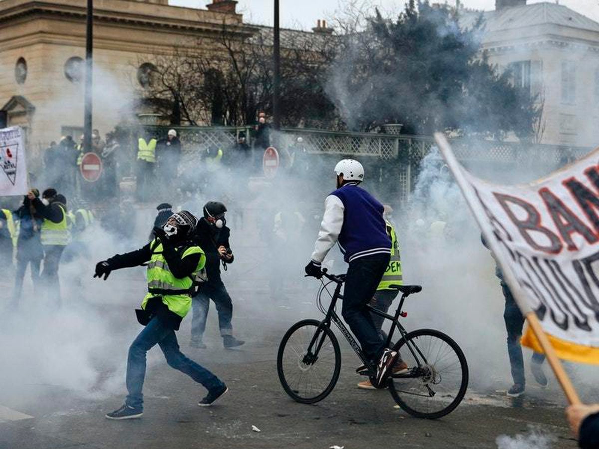 Violent scenes in Paris as yellow vest protest numbers soar again