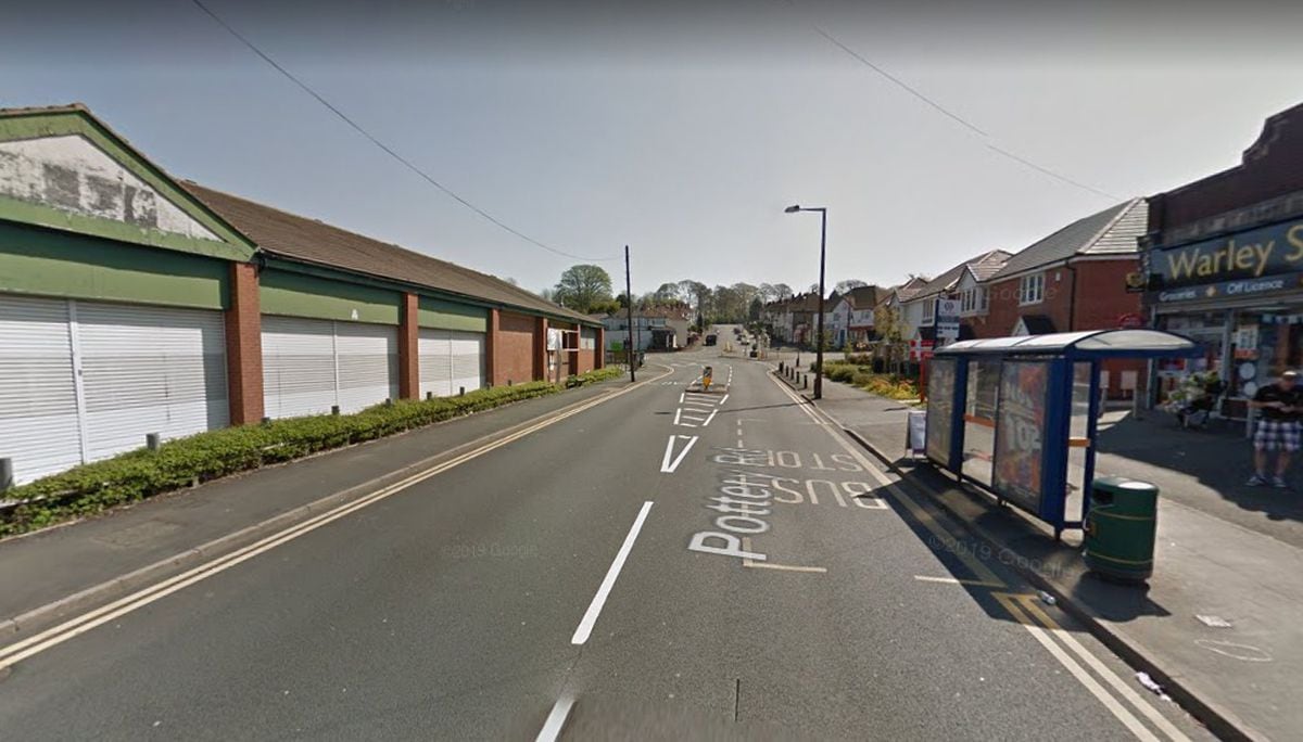 Oldbury road closed after car hits lamppost | Express & Star