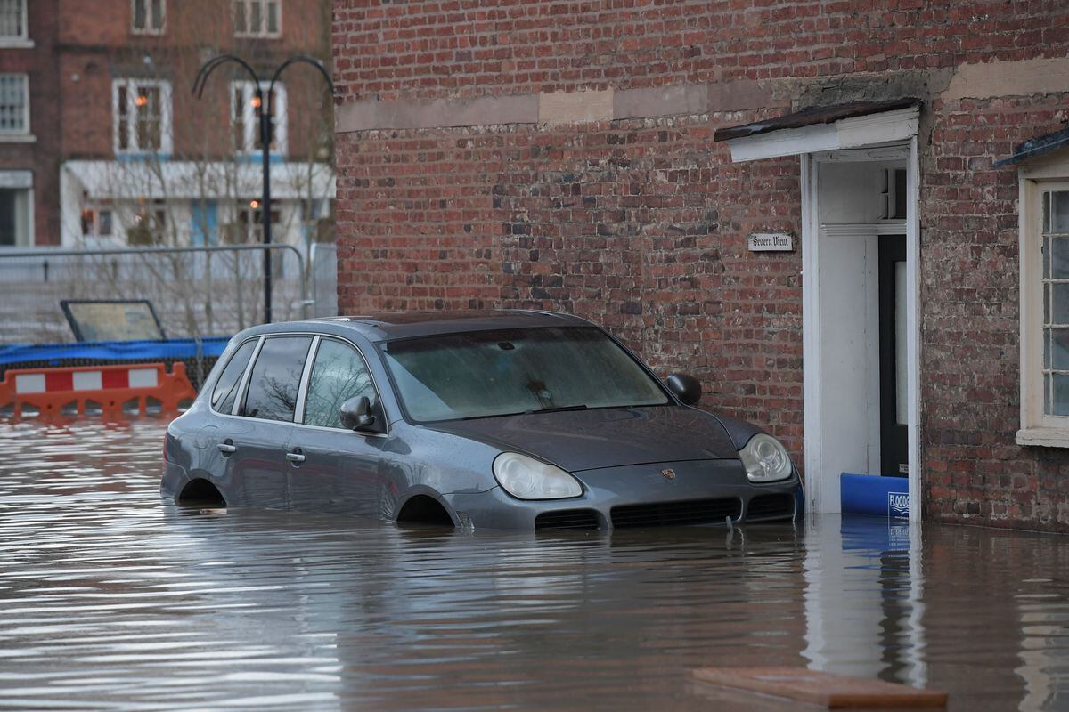 River Severn overwhelms flood barriers leaving Bewdley and Stourport ...