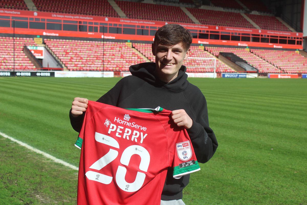 Promising Midfielder Sam Perry Signs New Walsall Contract 