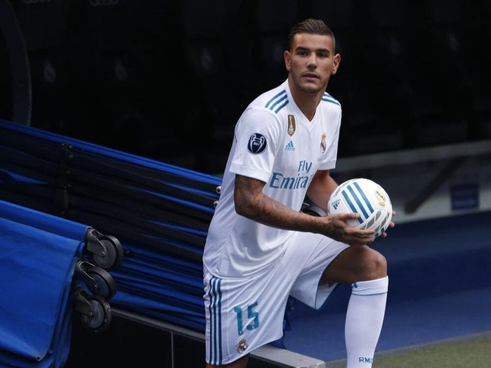 Real Madrid’s new signing did some very bad keepyups at his unveiling