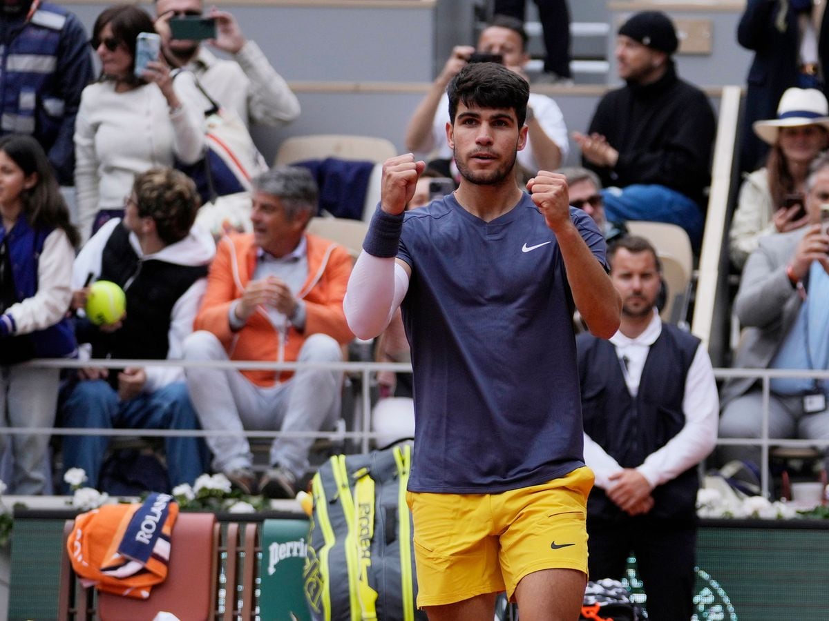 Carlos Alcaraz cruises into French Open quarter-finals