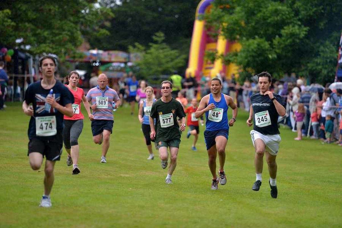 Hundreds take part in village fun run | Express & Star