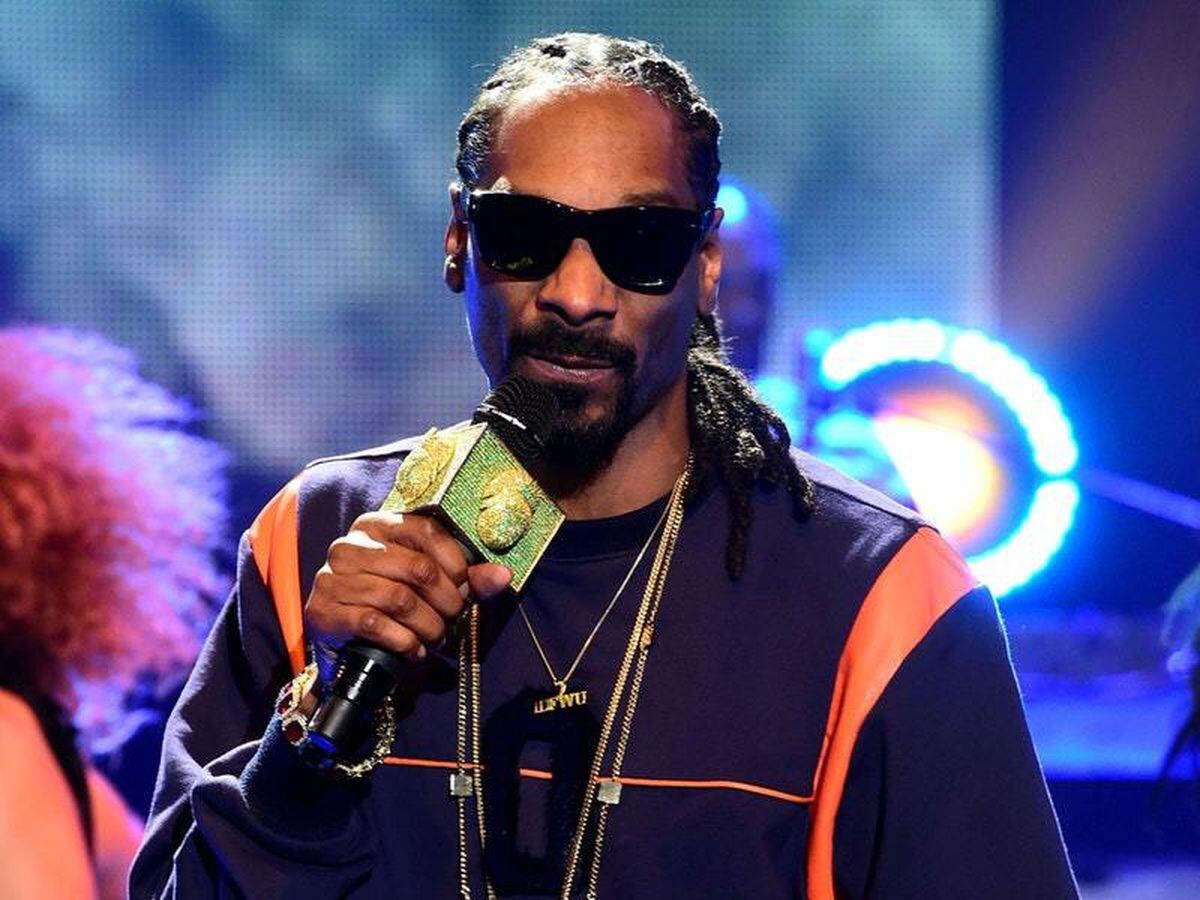 Snoop Dogg wants to show Gordon Ramsay a recipe from his new cookbook ...