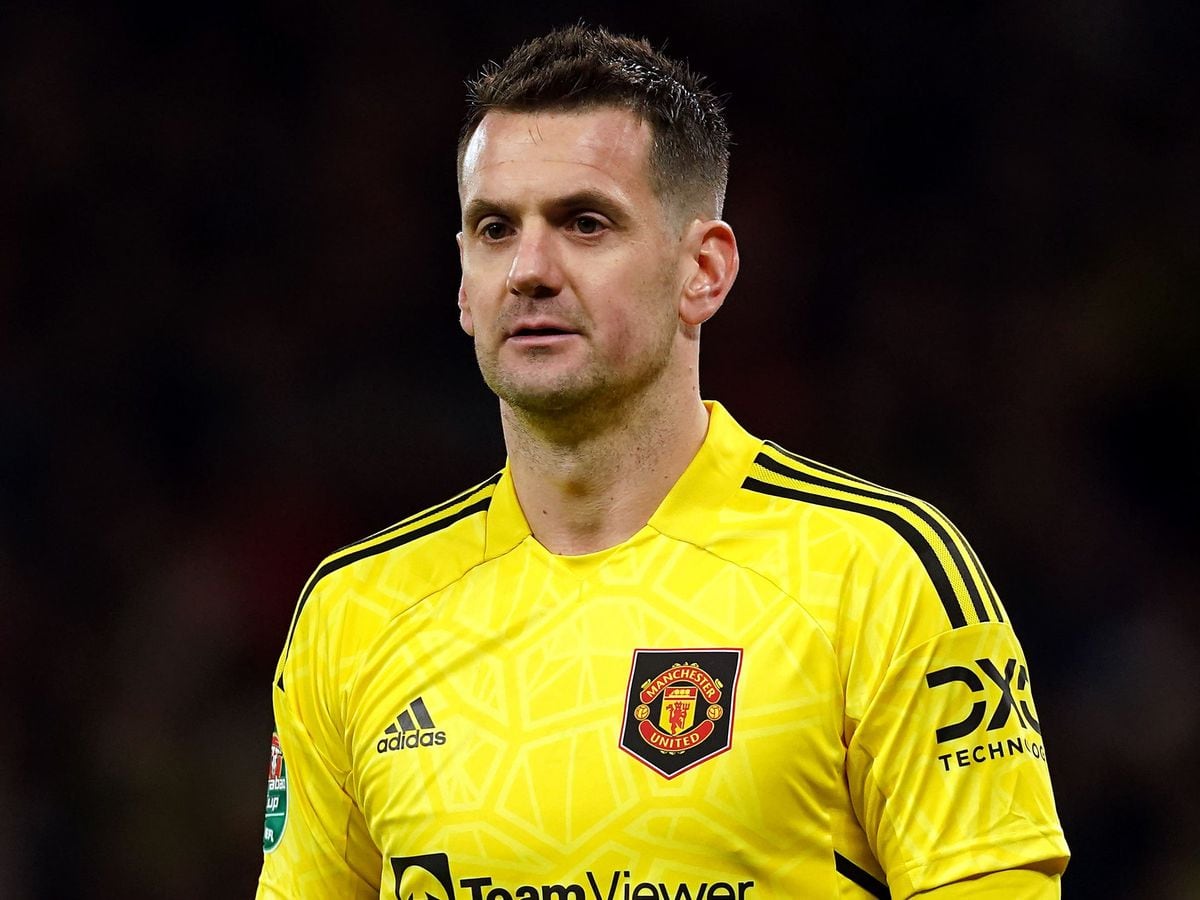 Tom Heaton signs new one-year deal with Manchester United