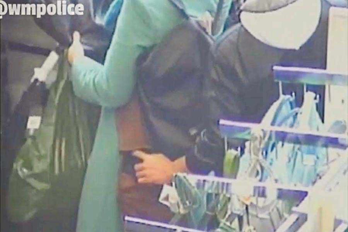 Gone In Six Minutes Pickpockets Caught In The Act On Cctv Footage