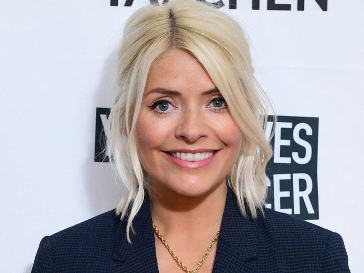 Stylish Holly Willoughby nails smart-casual at Clic Sargent fundraiser ...