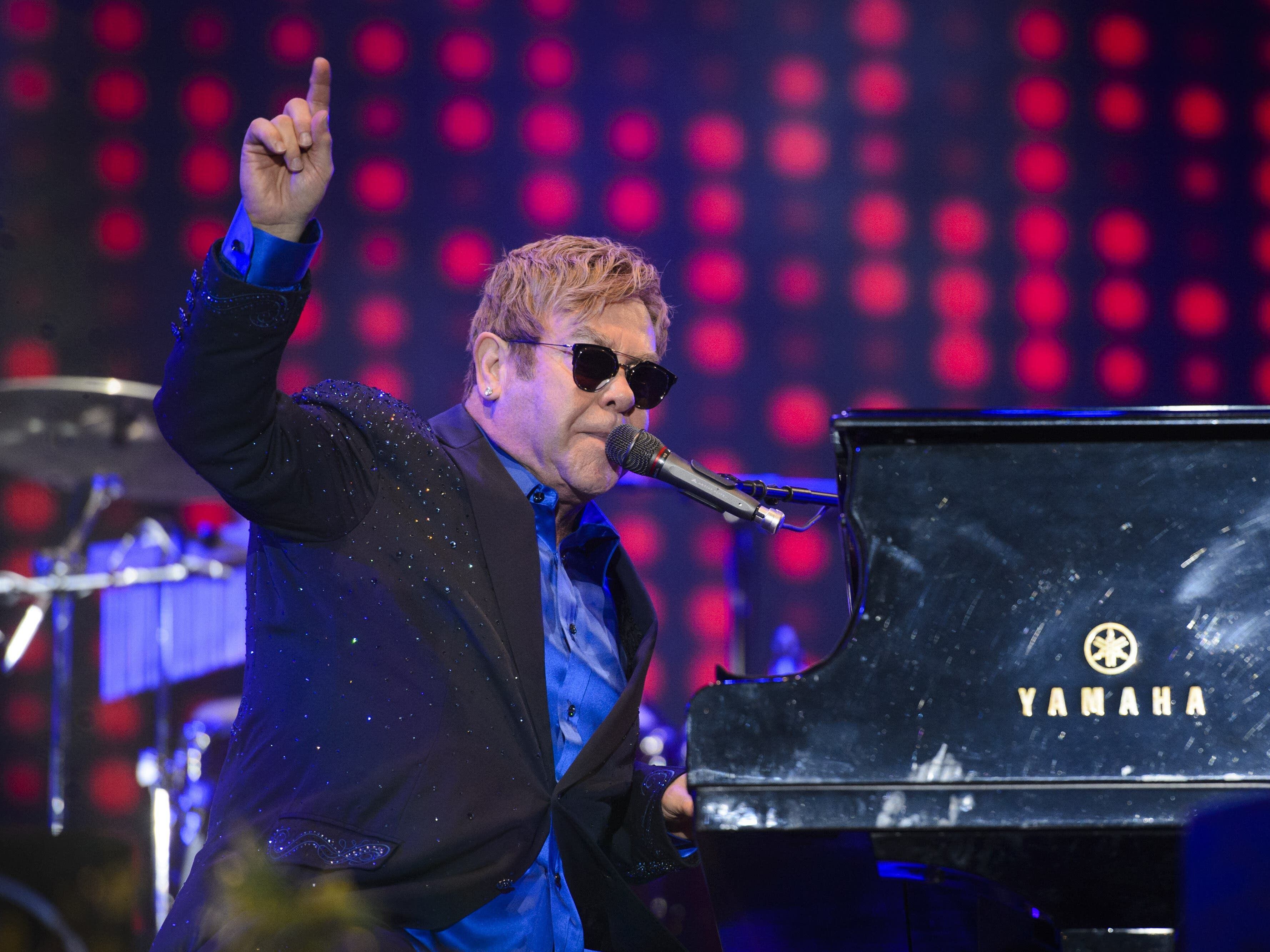 Elton John jet forced to abort journey following hydraulic failure – reports