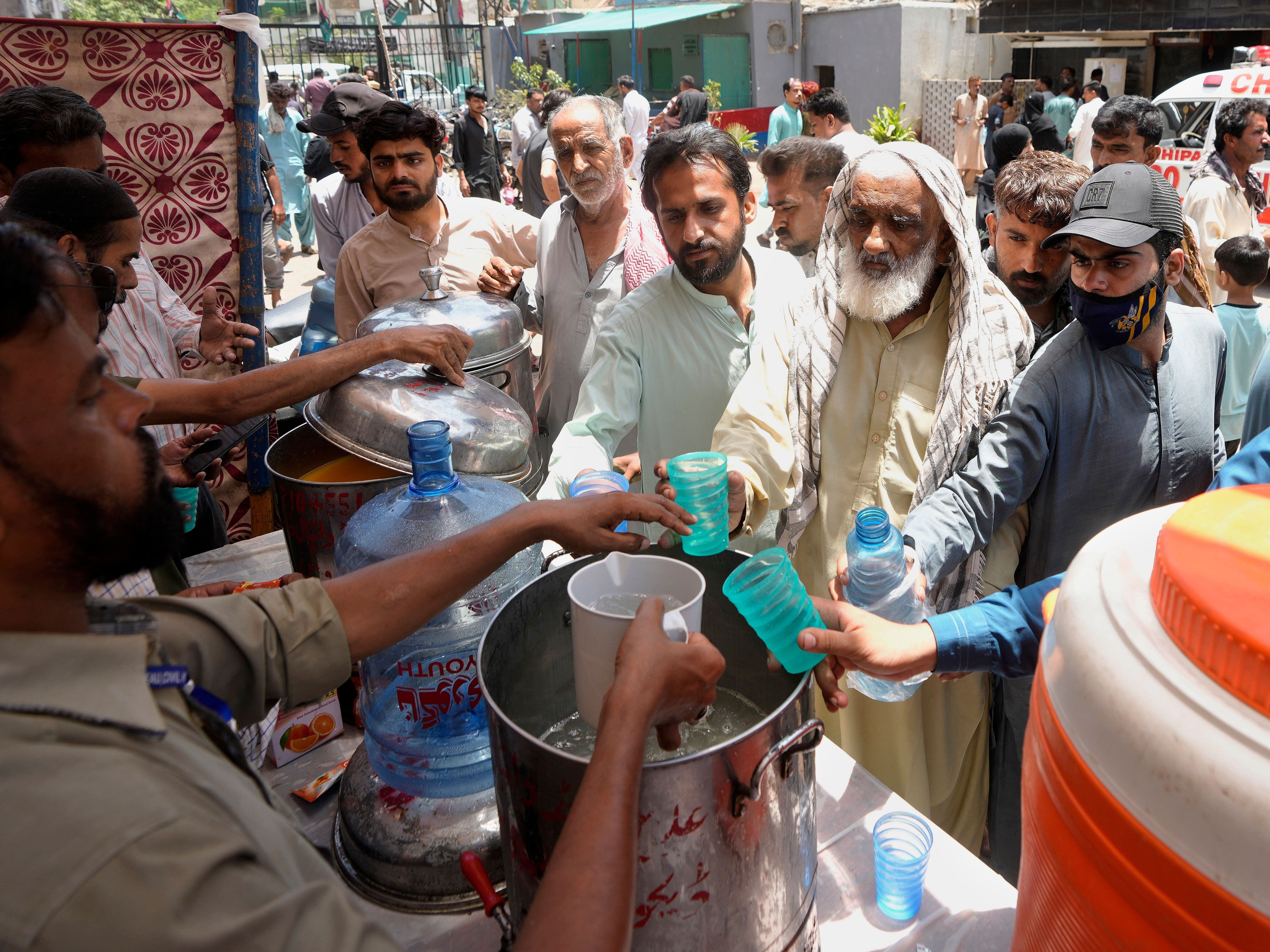 Doctors treat hundreds of heatstroke victims as Pakistan hit by heatwave