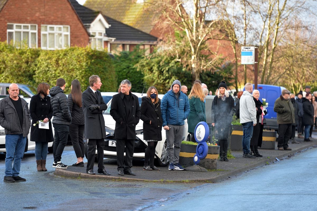 Tributes to 'generous' milkman as he rides cart on farewell journey ...