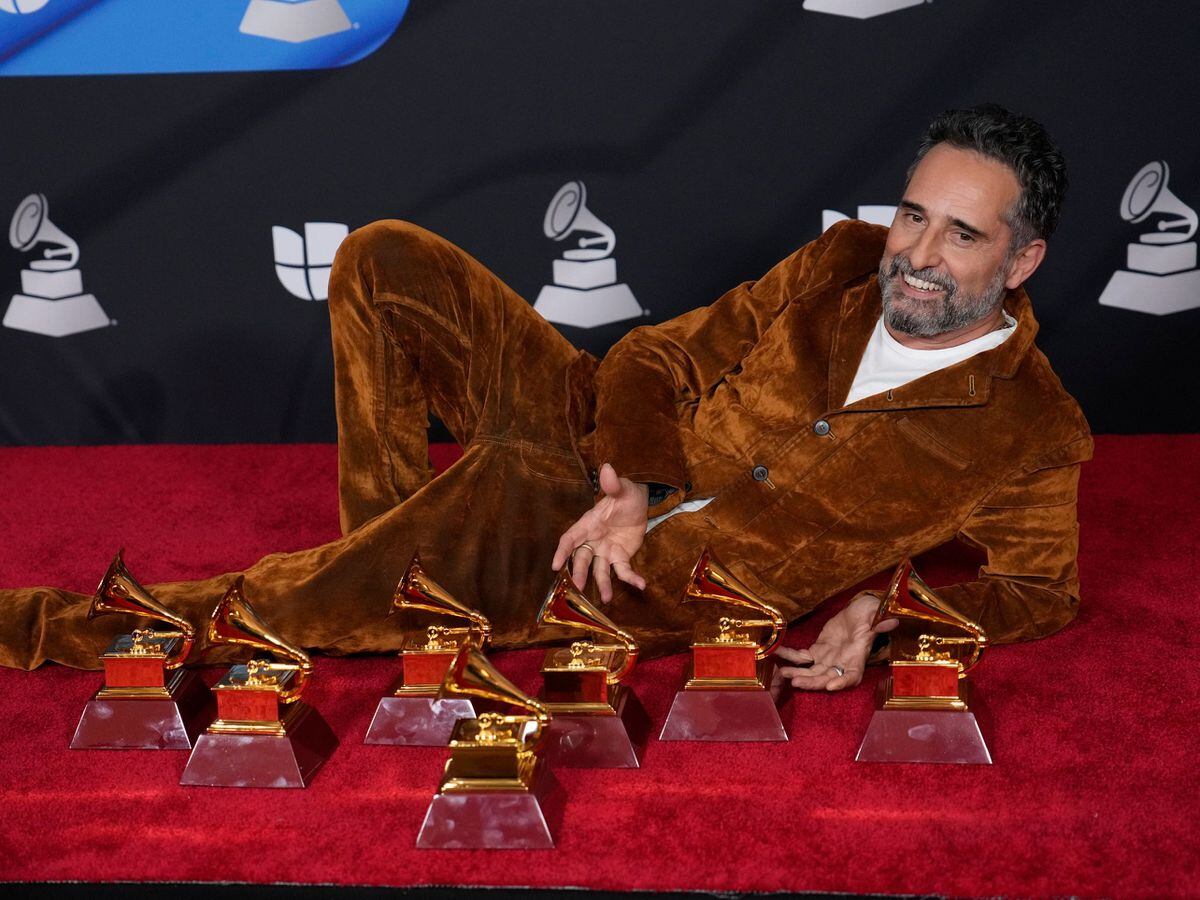 Jorge Drexler with his Grammy winner at the 23rd Annual Mitchell Super Arena at Mandalay Bay in Las Vegas on Thursday, November 17, 2022 Photo with his fellow Grammy winners in the press room at the annual Latin Grammy Awards