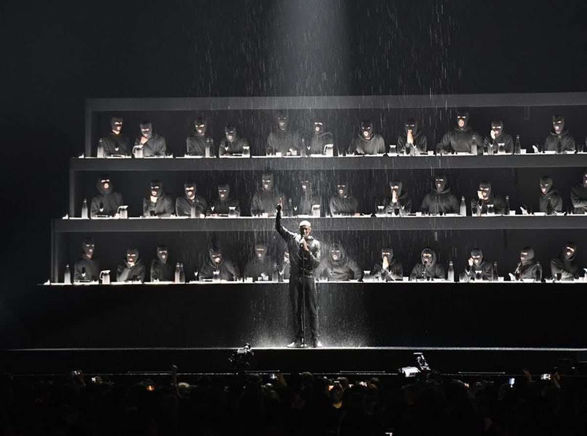 Сценические данные. Es Devlin Stage Design. Сценические данные или сценичные. On the Theater Stage, an Orchestra in White Suits is playing.