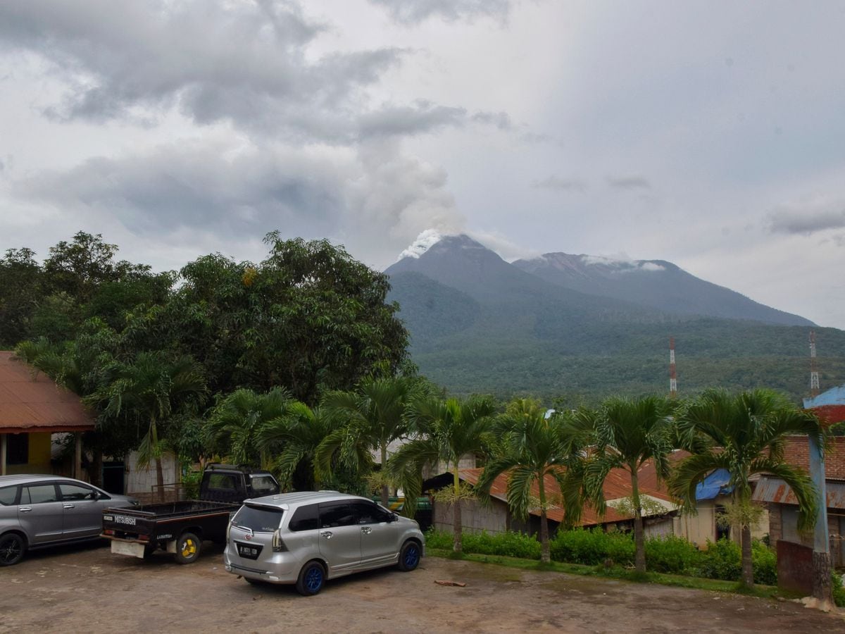 Indonesia Evacuates 6,500 People After Volcano Spews Clouds Of Ash ...