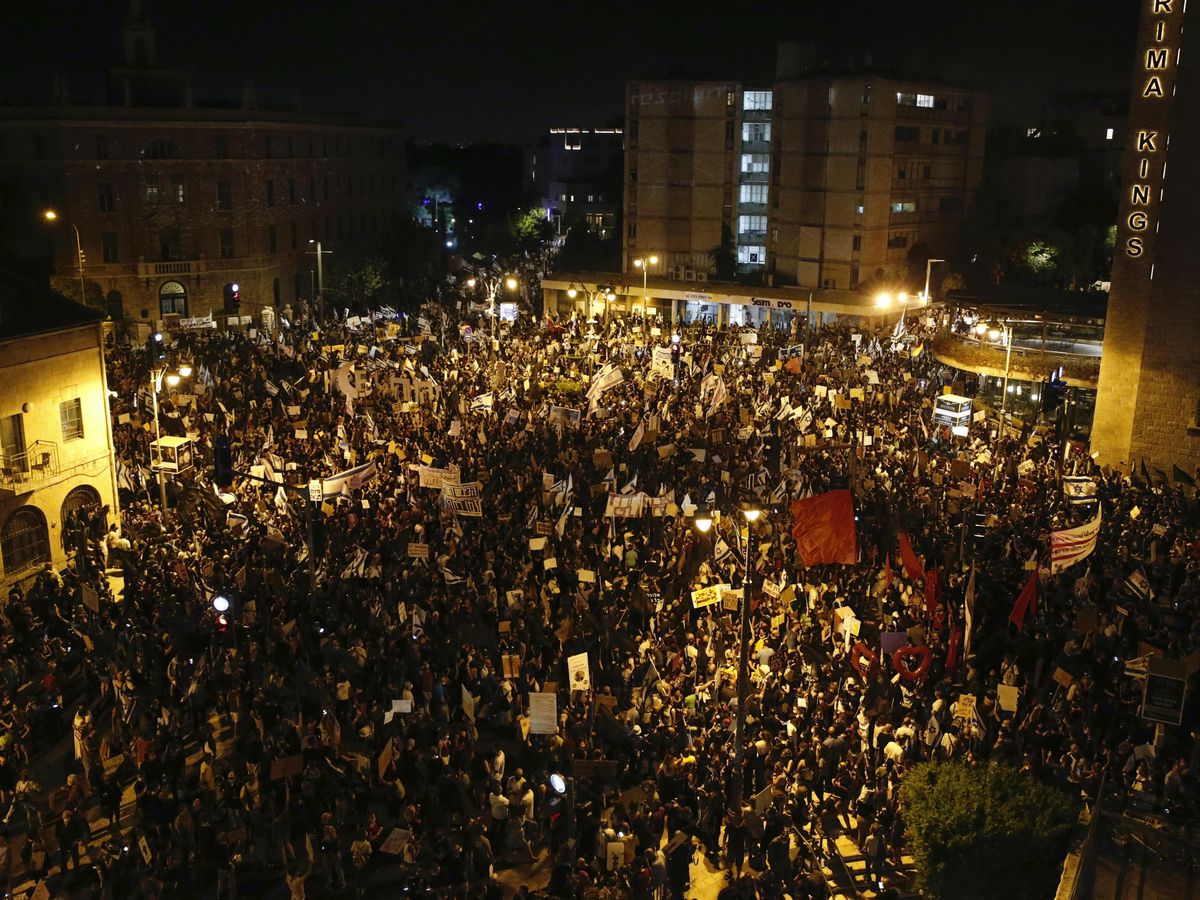 Thousands throng central Jerusalem in anti-Netanyahu protest | Express ...