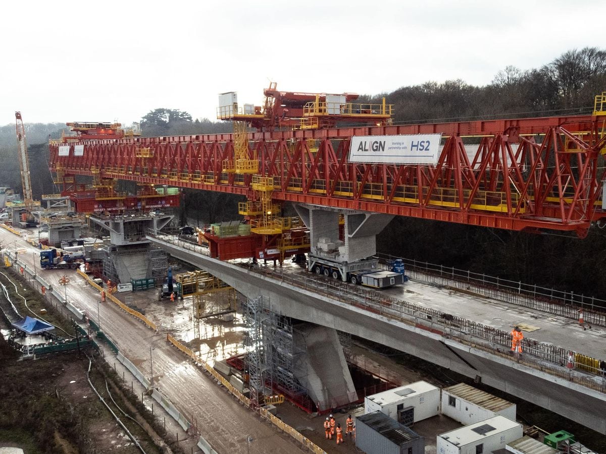 Minister hails ‘extraordinary’ HS2 bridge | Express & Star