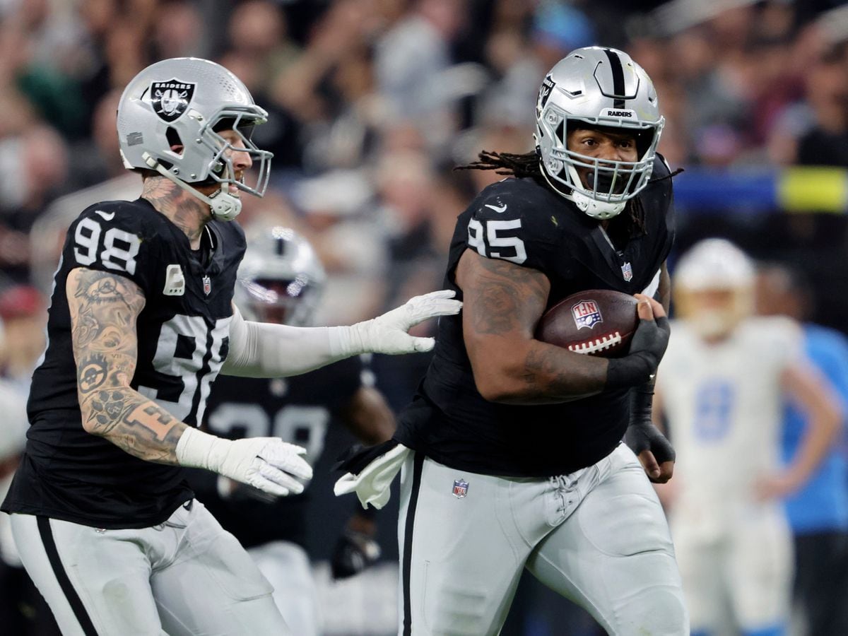 Las Vegas Raiders score nine touchdowns in 63-21 rout of Los Angeles ...