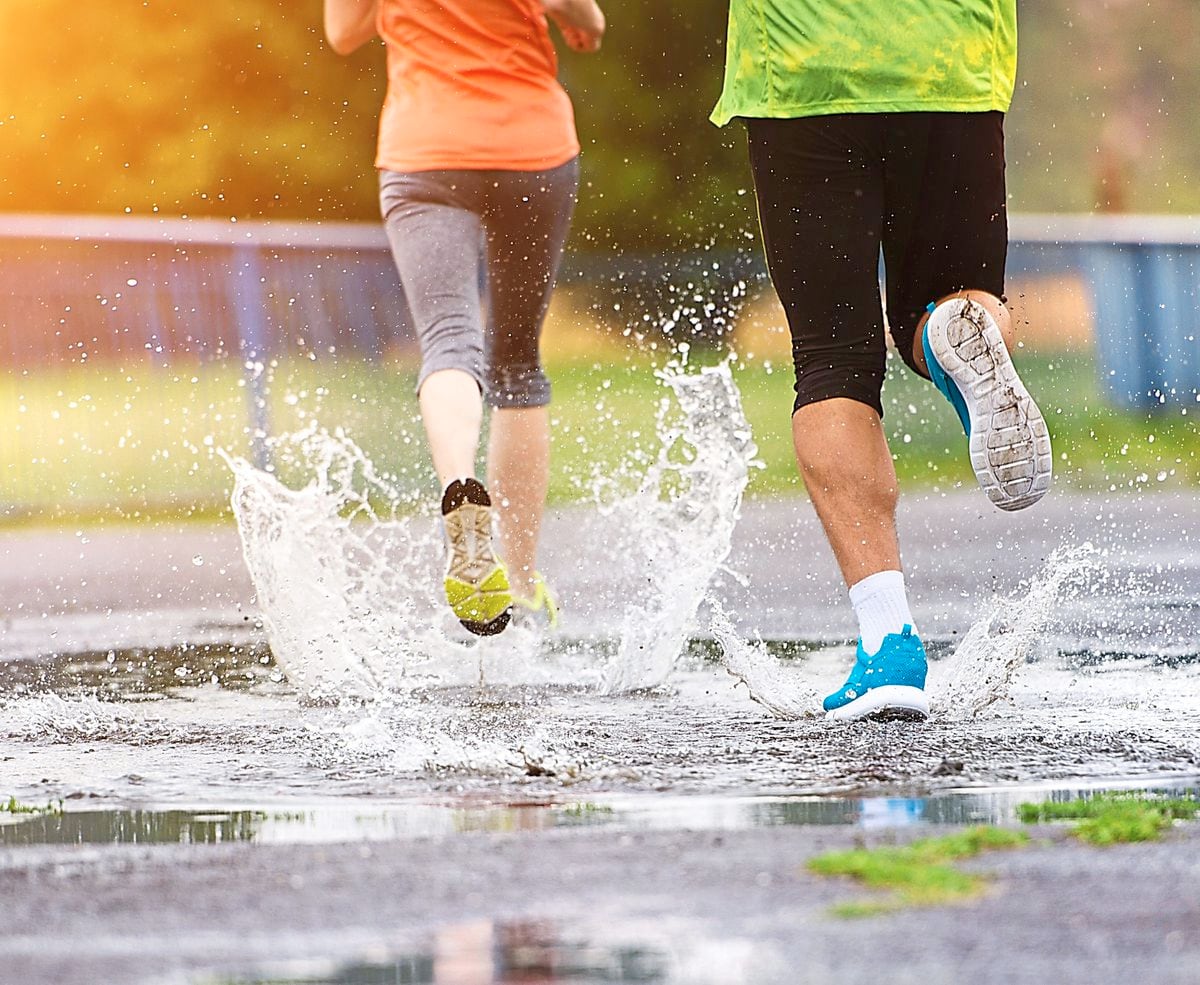 Come running. Бег в ливень. Спортсмен под дождем. Бег. Бежать в дождь.