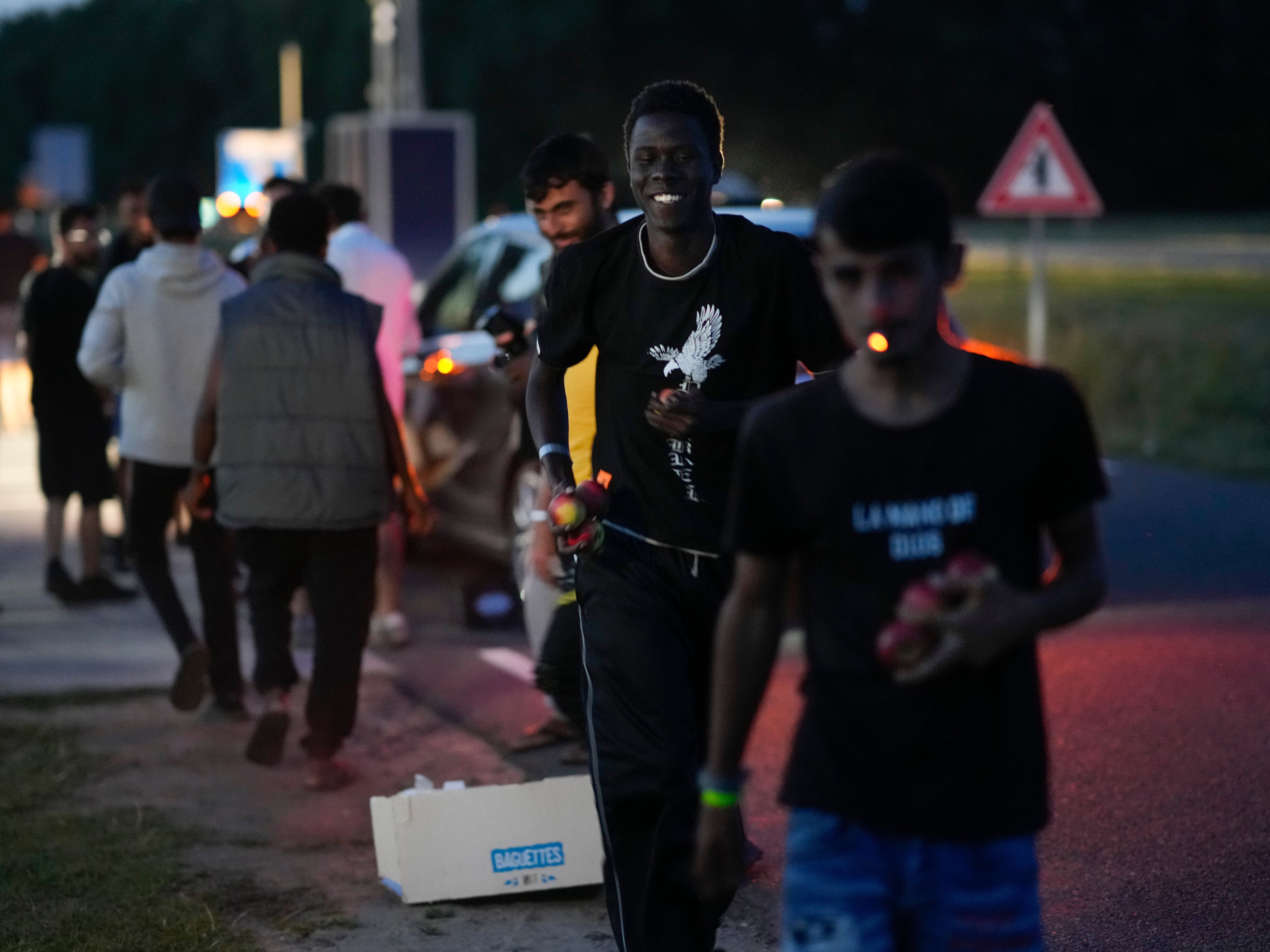 Buses move 400 asylum seekers from squalid Dutch camp