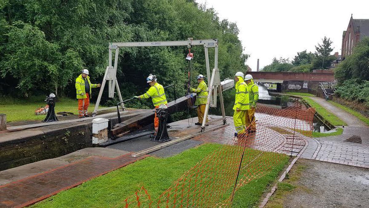 Repairs to vandalised Walsall canal lock costing £10,000 | Express & Star