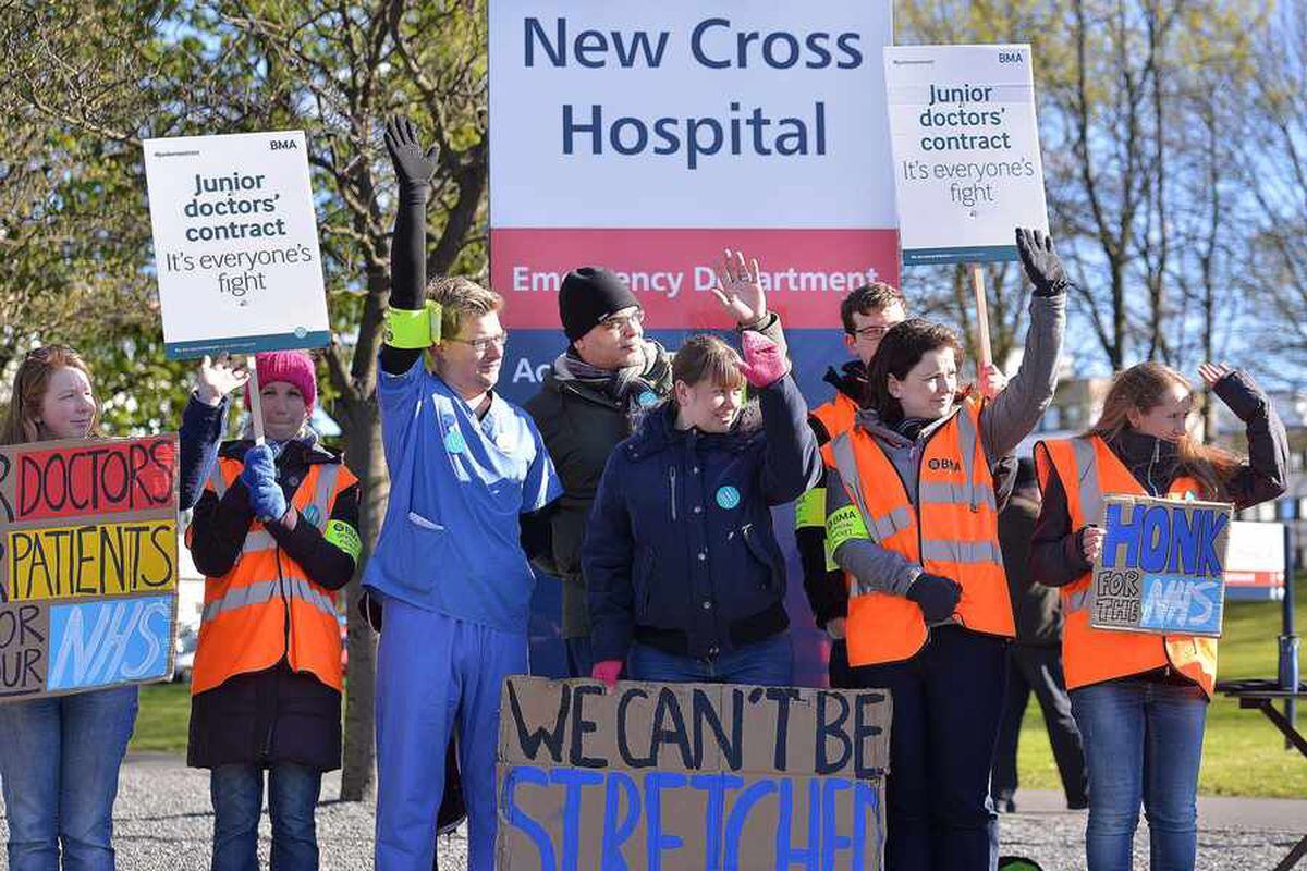Junior doctors' strike IN VIDEO and PICTURES Hundreds of operations