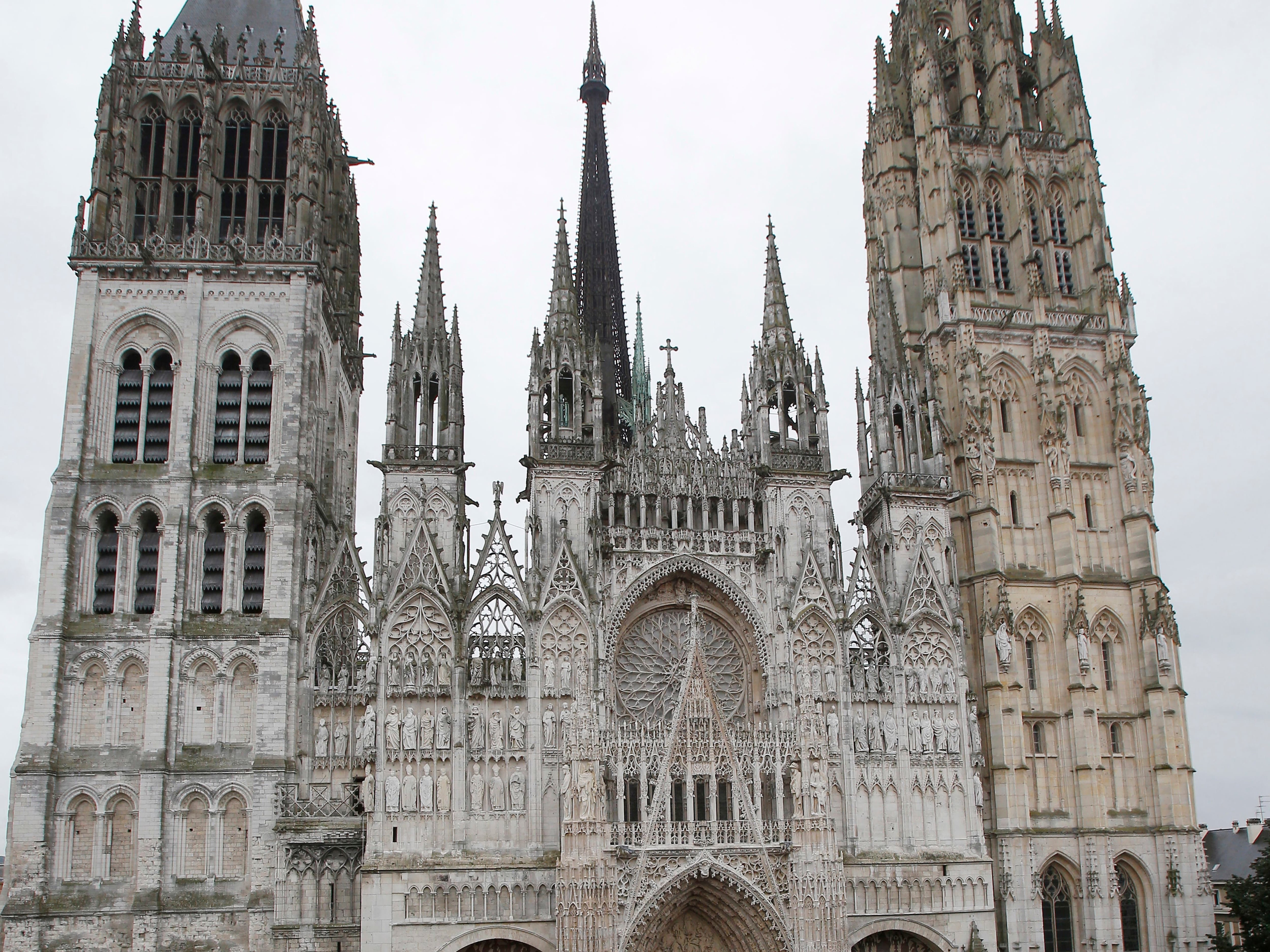 Fire breaks out in spire of medieval cathedral in French city of Rouen