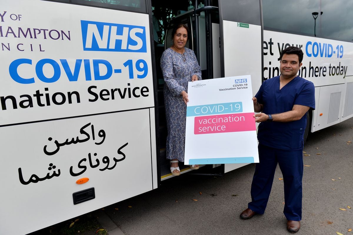 Le Conseiller Jasbir Jaspal Et Le Dr Raj Mohindroo Devant Le Bus Mobile De Vaccination À Blakenhall