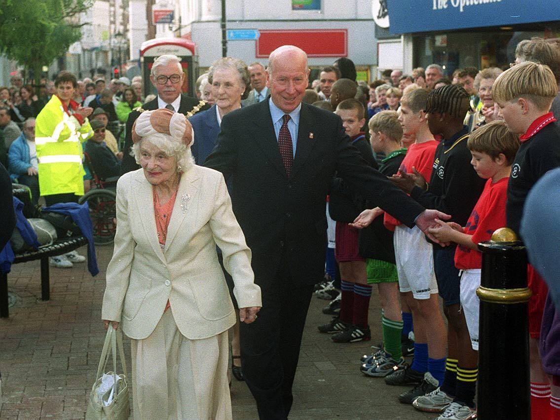 Remembering when Sir Bobby Charlton brought Dudley to a standstill