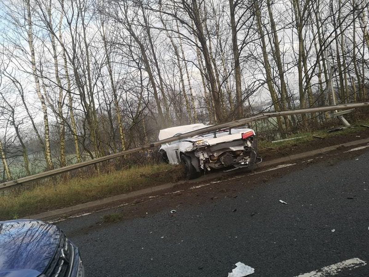 Man Utd goalkeeper Sergio Romero walks away unharmed following Lamborghini  crash | Express & Star