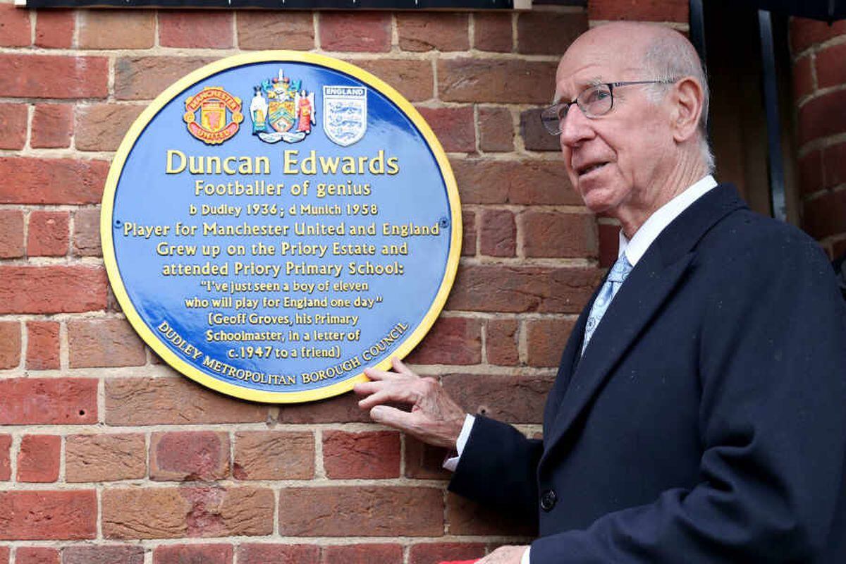 Sir Bobby Charlton unveils new tribute to Busby Babe and Dudley hero ...