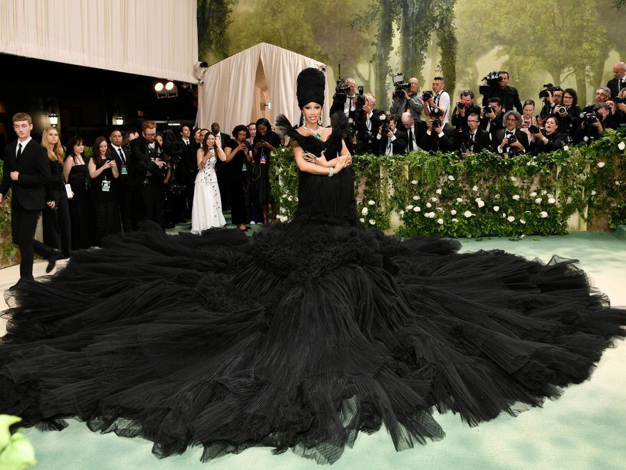 Cardi B ‘shuts Down’ Carpet At Met Gala With Bold Fashion Ensemble ...