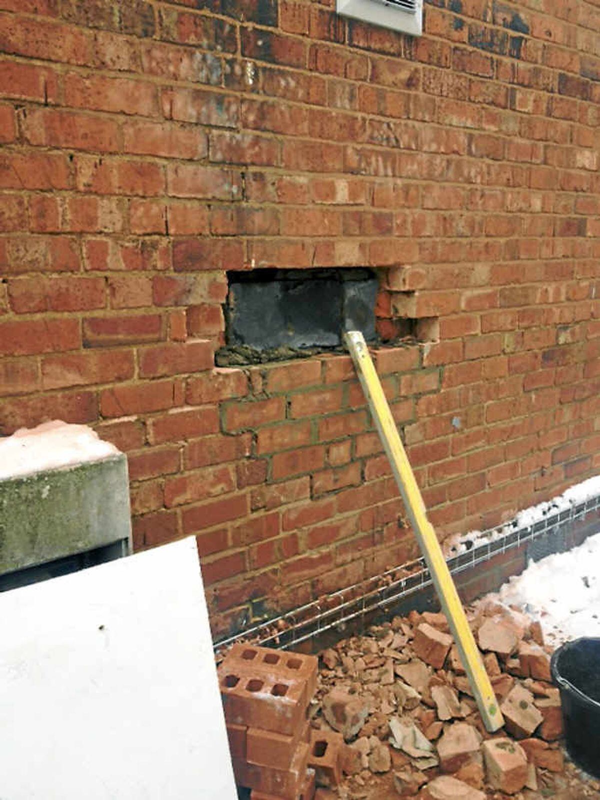 Warley bank cash machine raided through hole in wall | Express & Star