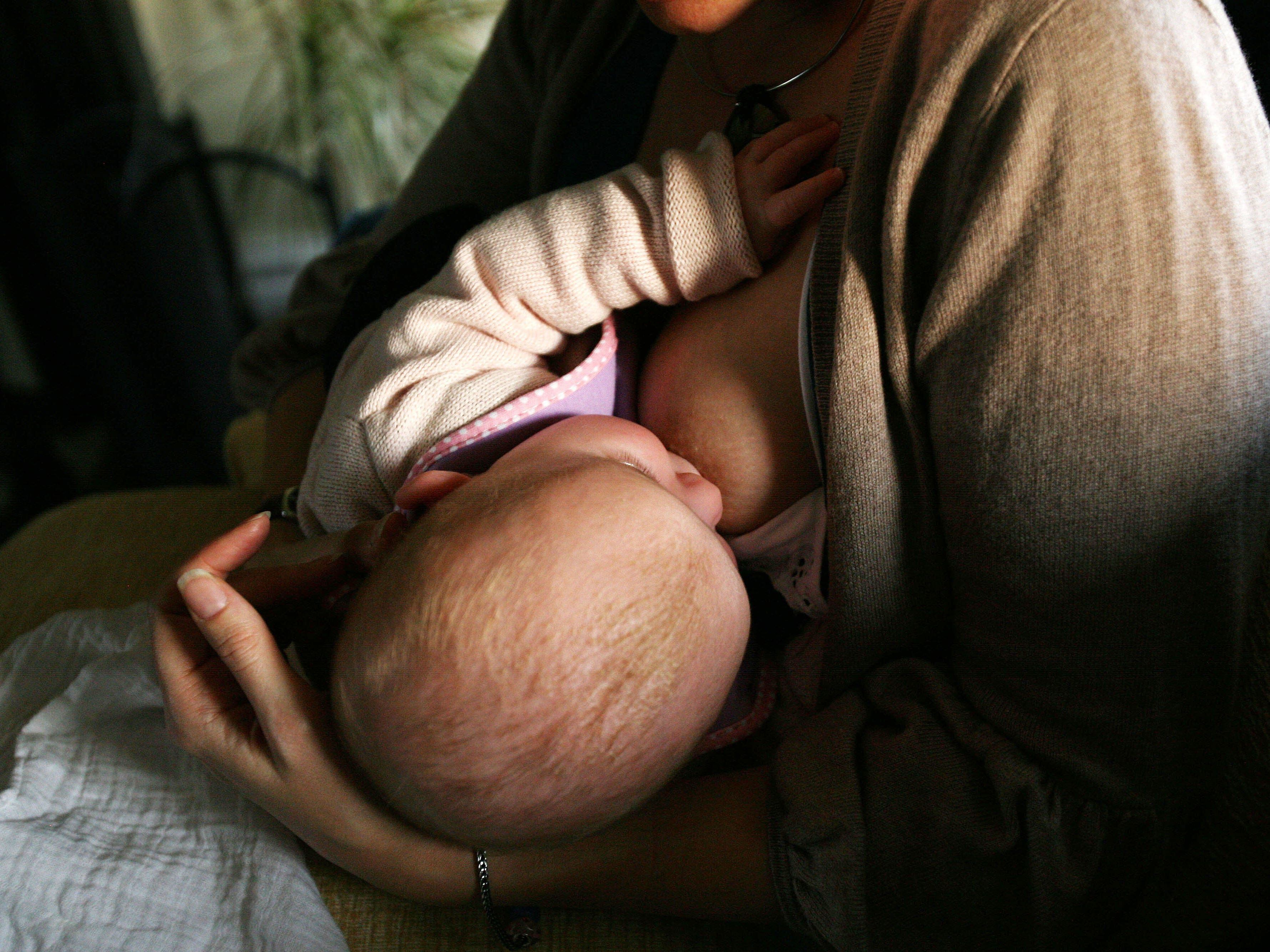 Breastfeeding mums less likely to give their babies treats, study shows