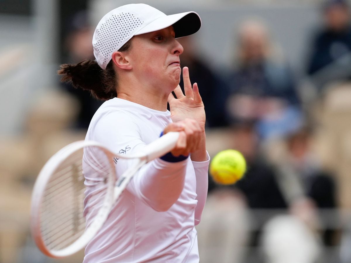 Iga Swiatek double-bagels Anastasia Potapova in early start at French Open