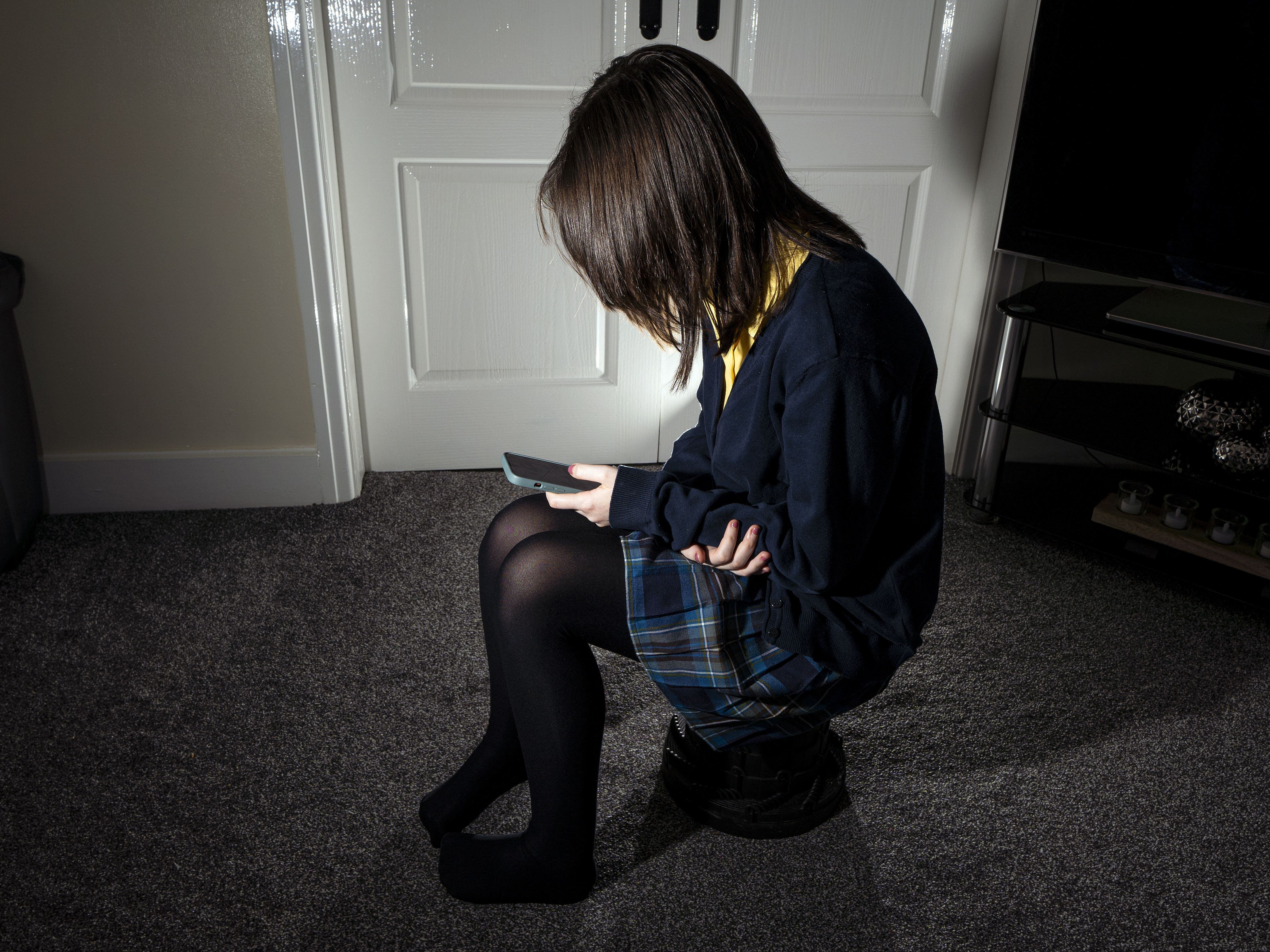 Next government should consider banning phones for under-16s, report says