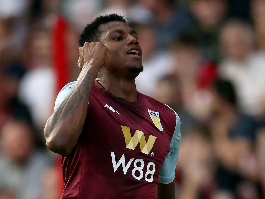 Wesley Moraes, do Aston Villa, doa cestas básicas para famílias