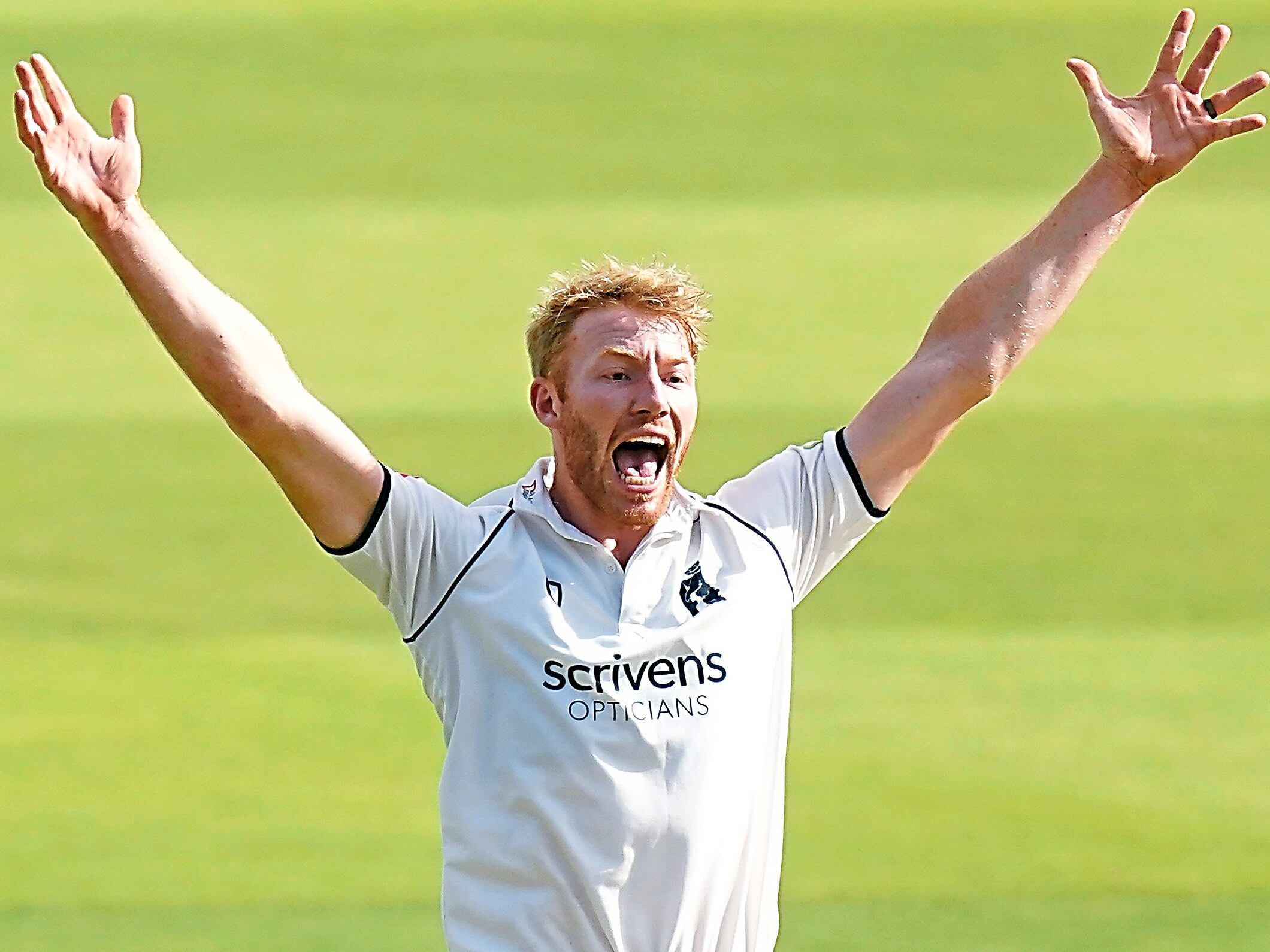 Warwickshire's escape hero Liam Norwell pens new deal