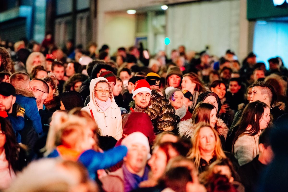 Wolverhampton Christmas lights switchon Thousands pour into the city