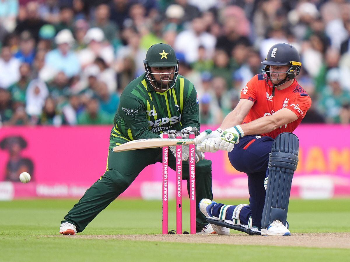 Jos Buttler hits 84 as England set Pakistan 184 to win