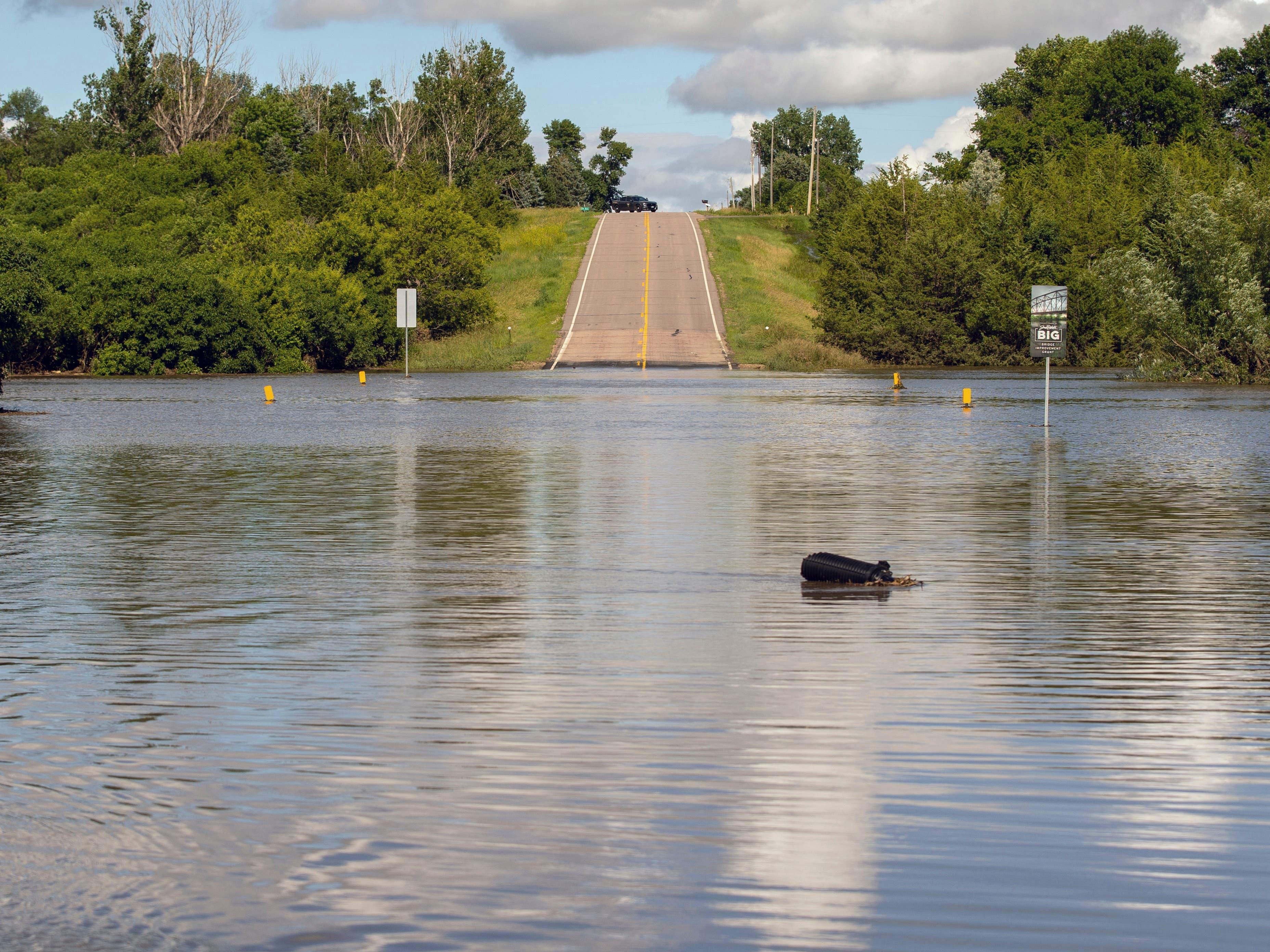 Sweltering temperatures persist across US, while floodwaters inundate Midwest