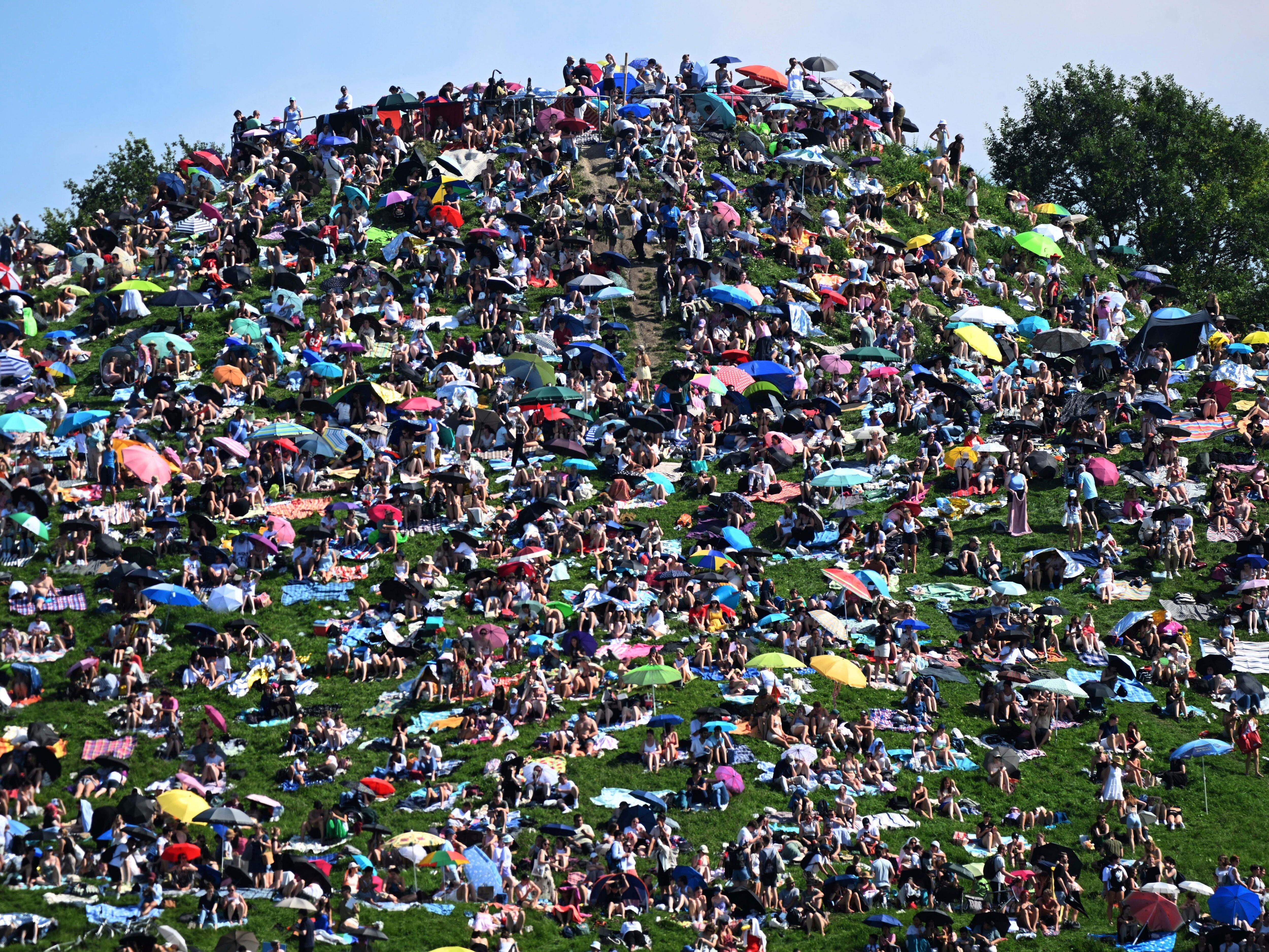 Fans swarm hill in Germany to watch Taylor Swift concert for free