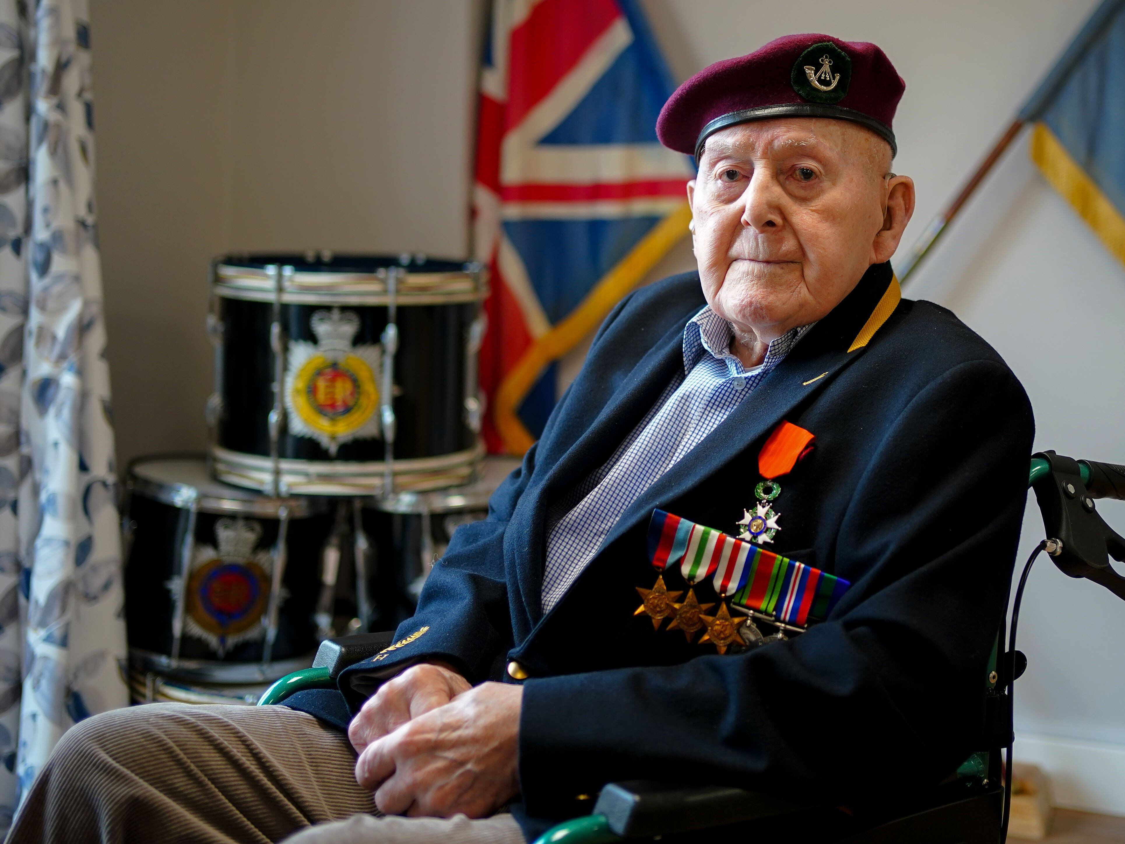 Former paratrooper remembers wait for D-Day invasion after flying in on glider