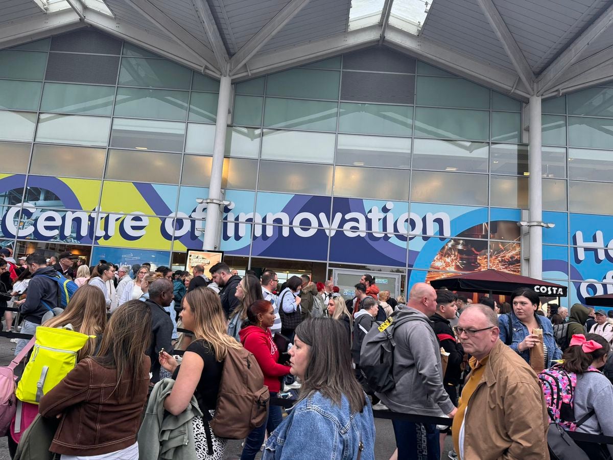 ‘Absolute carnage!’: Thousands of holiday-goers face long queues at Birmingham Airport ahead of bank holiday weekend