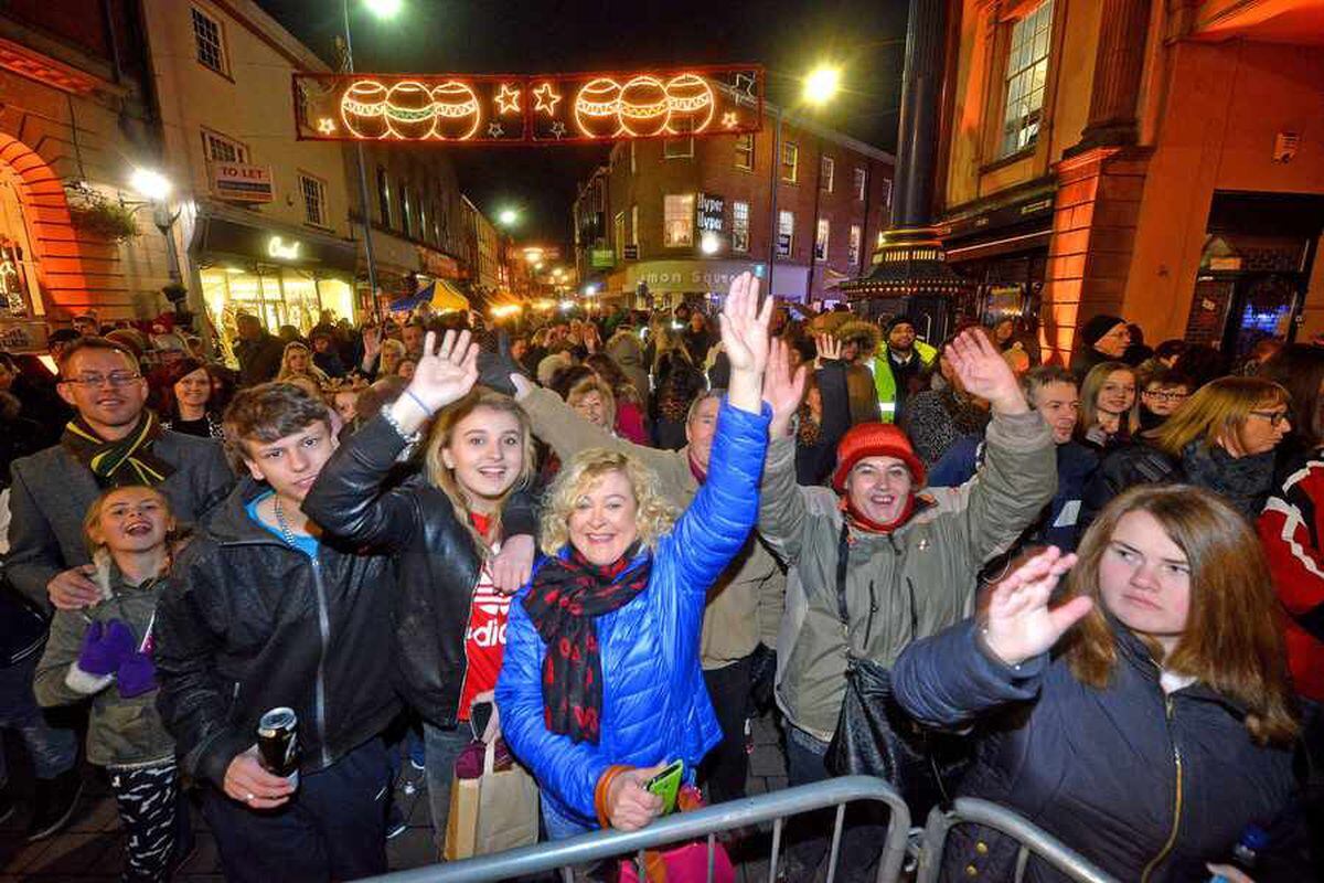 Hundreds hit Stourbridge streets as Corrie star turns on Christmas