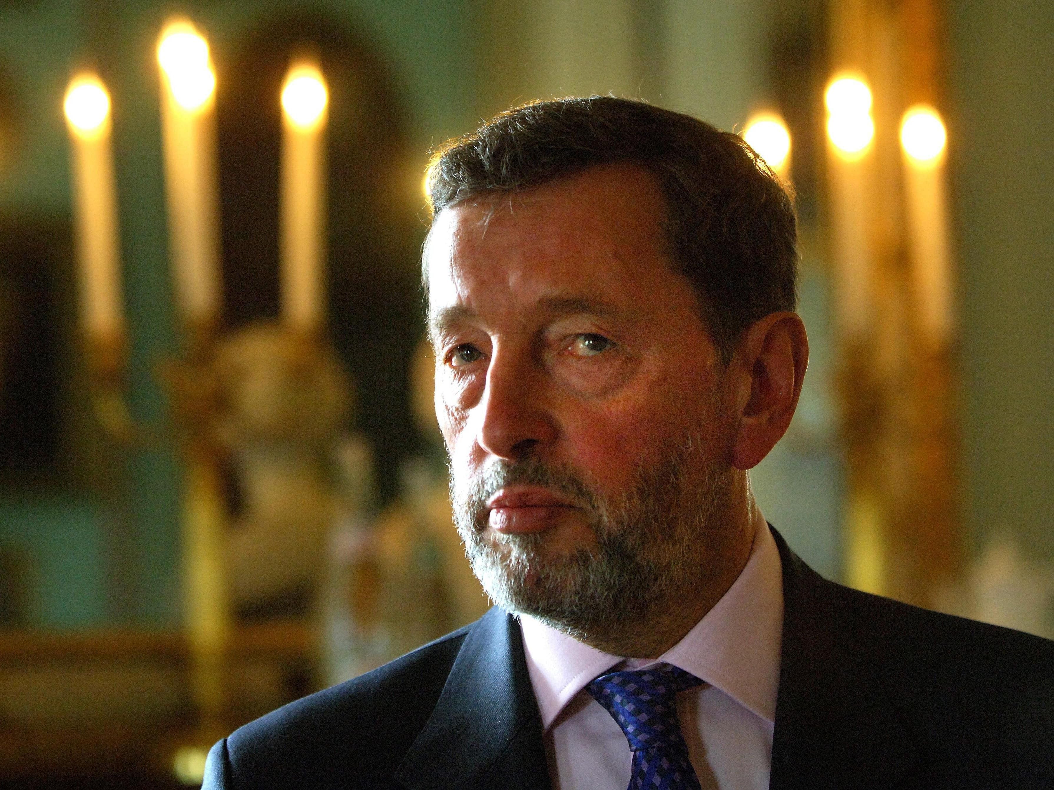 Lord Blunkett injured after falling into gap at tube station